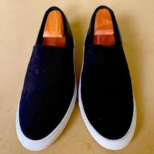 Classic black sneaker with white sole slip on